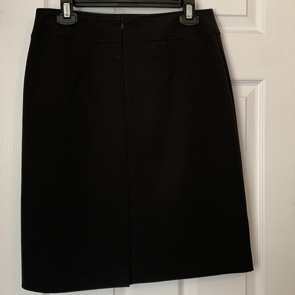 GLORIA Vanderbilt skirt with zipper and slit in back. - Picture 3 of 10